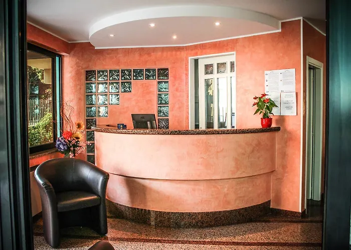 Hotel Holiday 圣贝内代托-德尔特龙托