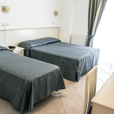 Hotel Holiday 3*